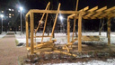 Качели на площади Киселева сломали вандалы-подростки