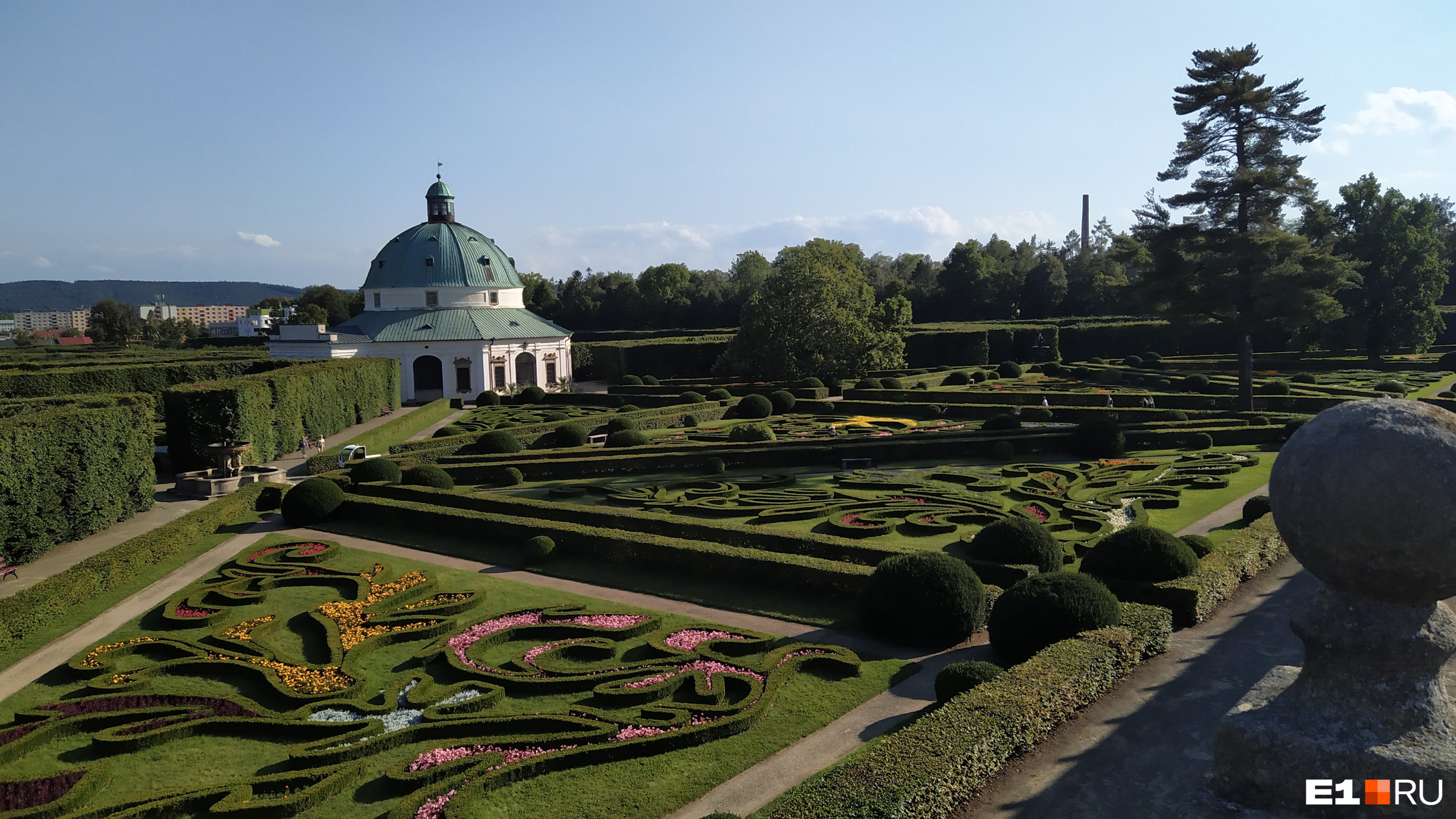 деревенский пес. сад охраняет. собака в селе. охрана в садике. охрана школ в россии.