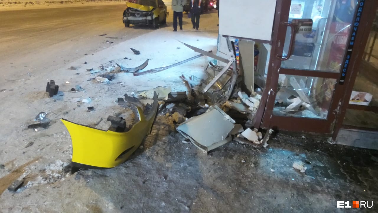 После удара Nissan отбросило на торговый павильон После удара Nissan отбросило на торговый павильон