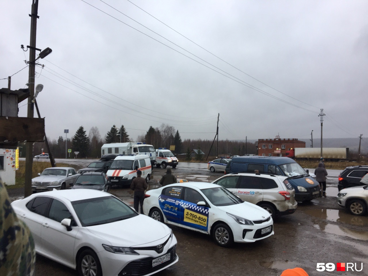 Парковка у кафе заставлена машинами Парковка у кафе заставлена машинами