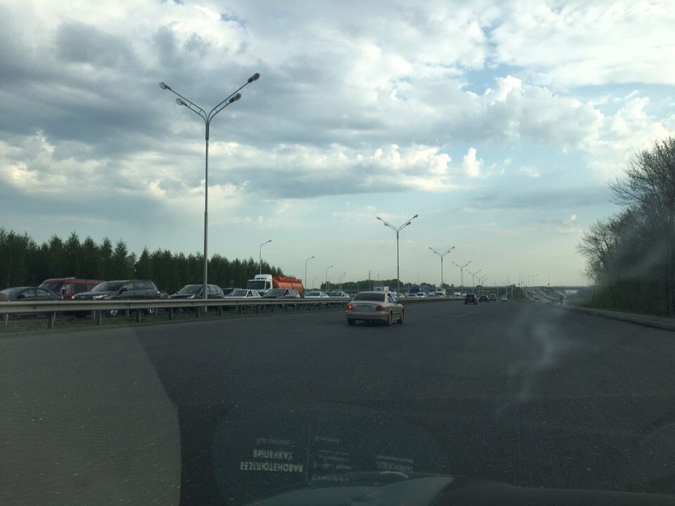 По дороге Уфа — аэропорт с утра можно свободно проехать только на выезд, вечером ситуация меняется до наоборот