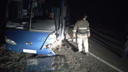 Subaru вылетела на встречку и врезалась в рейсовый автобус из Новосибирска на трассе: 2 погибших