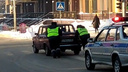 Видео: инспекторам ДПС пришлось толкать заглохшую машину в центре Новосибирска