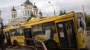 В центре Рыбинска троллейбус с пассажирами провалился в яму