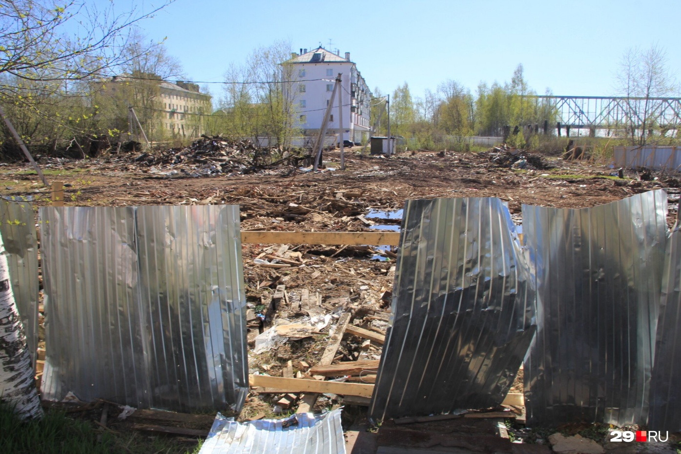 Весной на месте будущей стройки уже разобрали аварийные деревянные дома Весной на месте будущей стройки уже разобрали аварийные деревянные дома