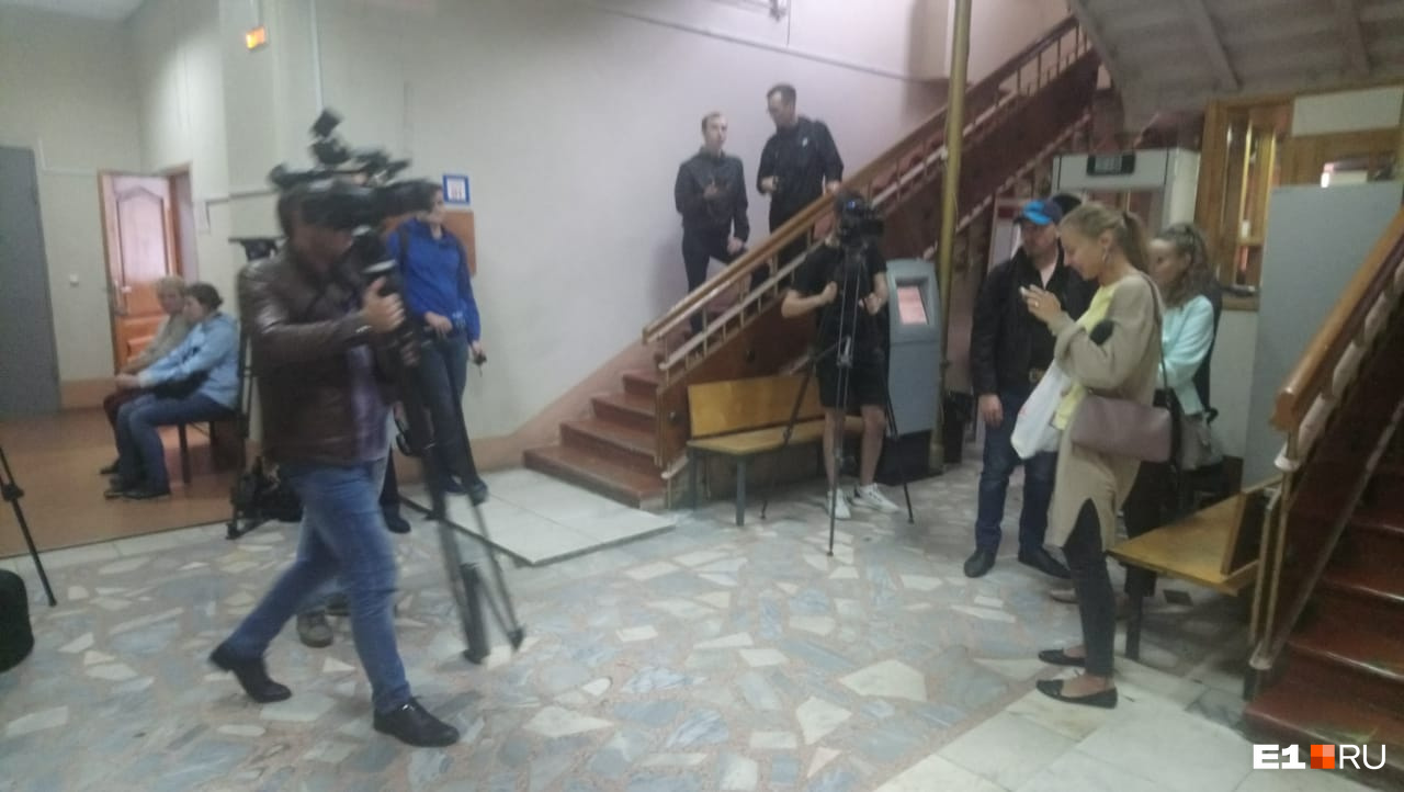Журналисты ждут, когда в суд привезут Владимира Васильева