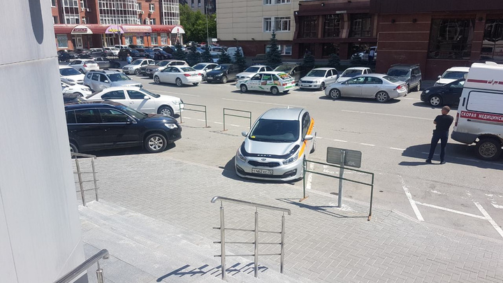 Не пускали даже скорую: у банка «ФК Открытие» на улице 8 Марта незаконно отгораживали парковку