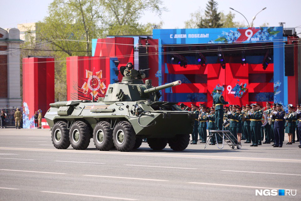 По центру Новосибирска прошла военная техника разных лет
