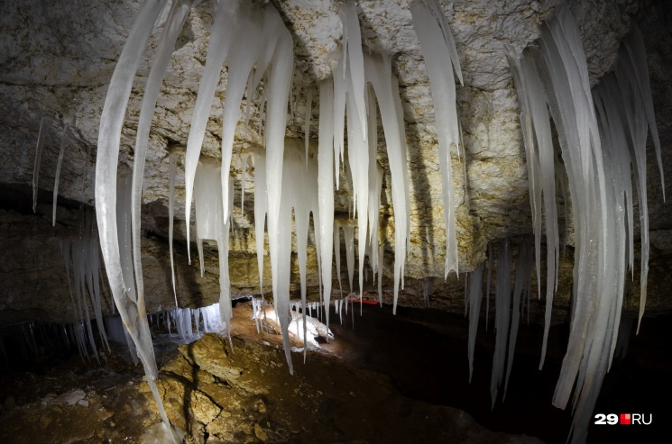 Угрожающие сосульки будто бы защищают Пинежские пещеры — самые крупные в Европе