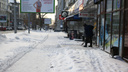 Тротуары под снегом: новосибирцы проснулись в засыпанном городе