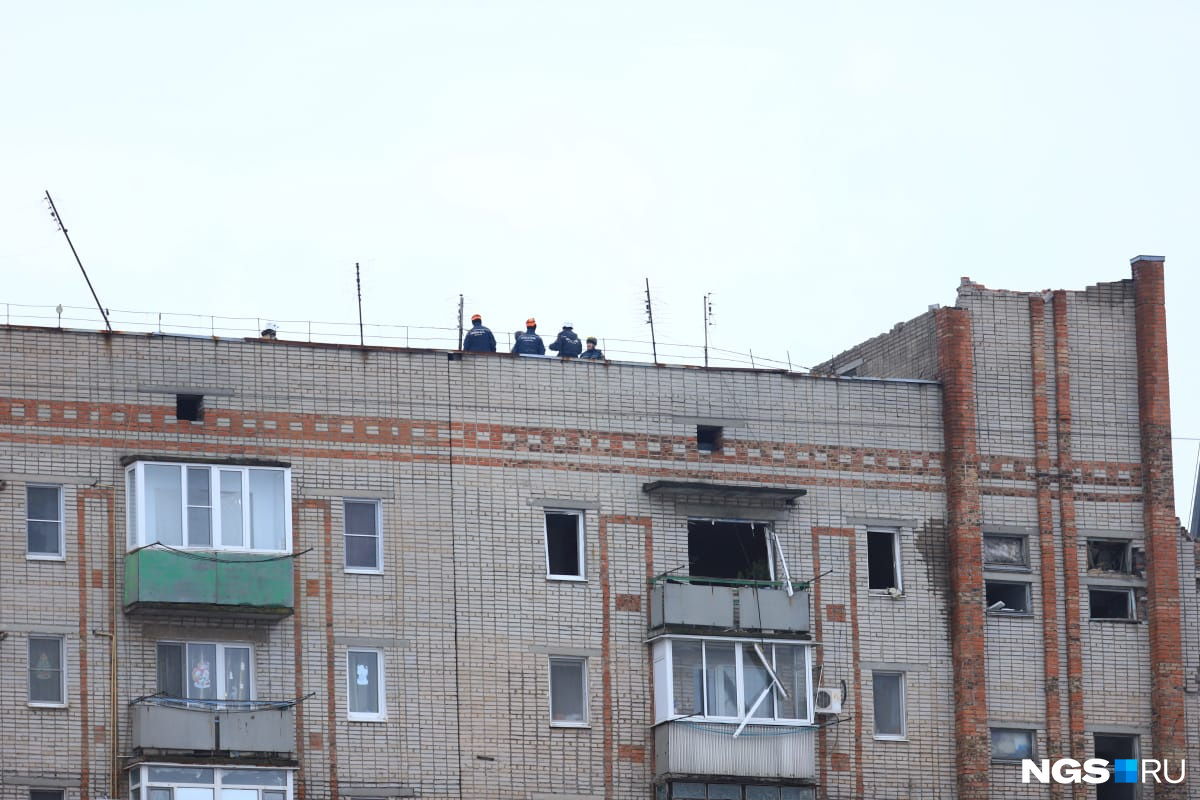 В доме на Хабарова продолжают работать спасатели и альпинисты В доме на Хабарова продолжают работать спасатели и альпинисты