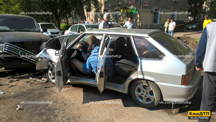 В Уфе лоб в лоб столкнулись легковушка и внедорожник: пострадали водитель и пассажиры