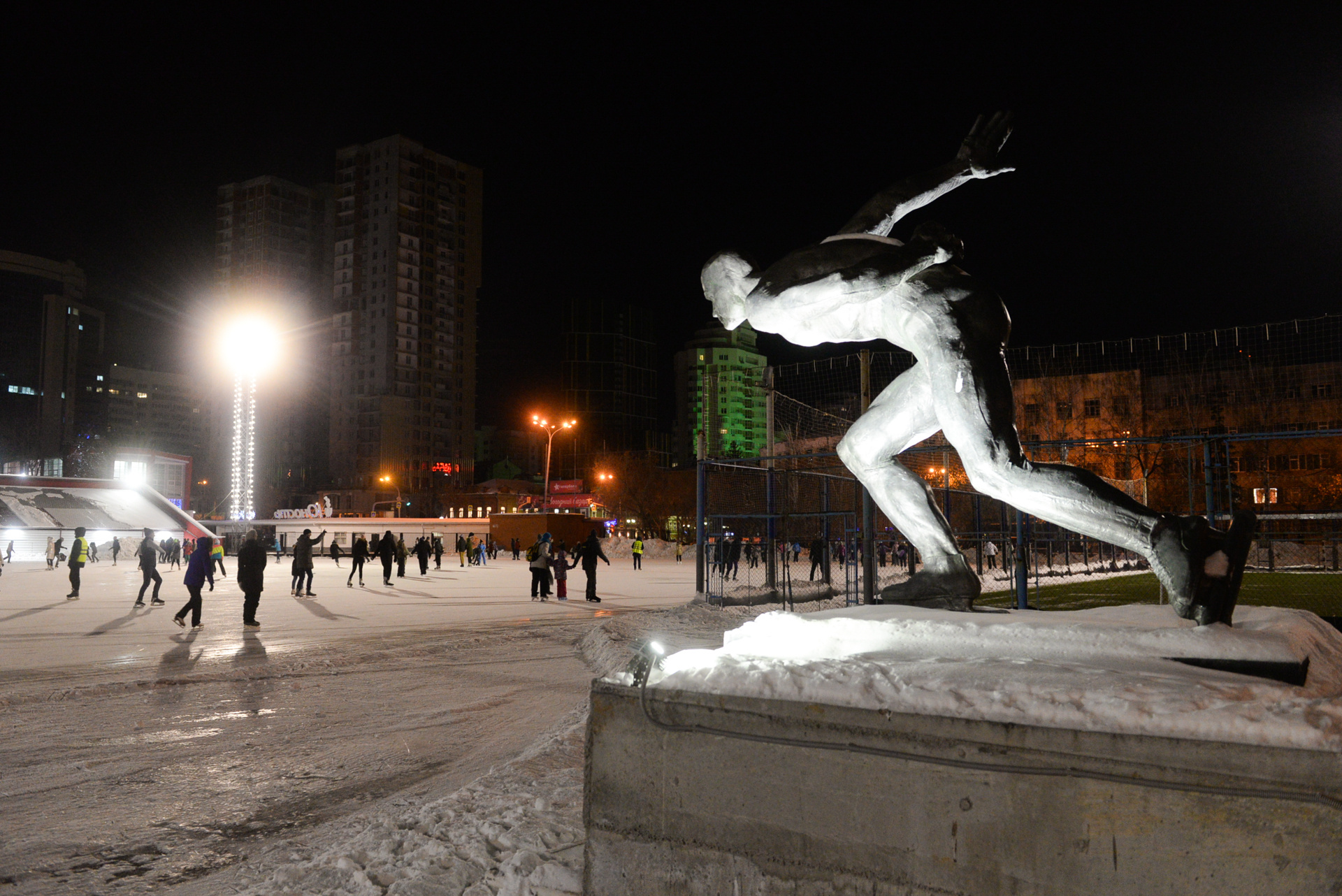 Лед уходит. Катки в городе Междуреченске. Катки гор Екатеринбурга. Город Омутнинск каток. Каток в городе Кириллов.