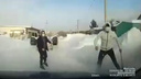 «Один с битой, другой с газовым баллончиком». Двое в масках напали на машину в Новосибирске