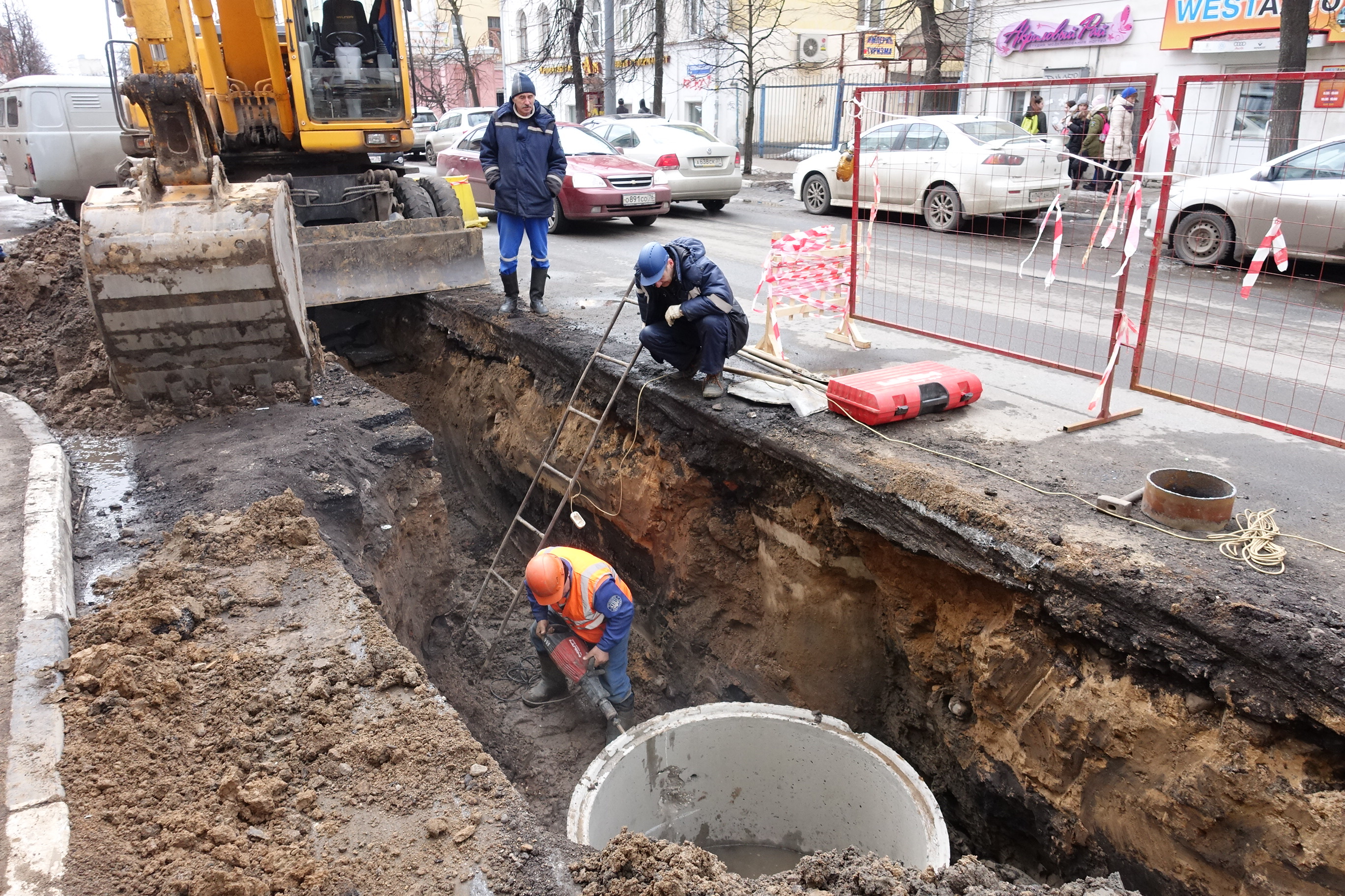 Водопровод на улице. Реконструкция водопровода. Реконструируют водопроводные сети. Реконструкция водопровода сетей. Замена сетей водоснабжения.