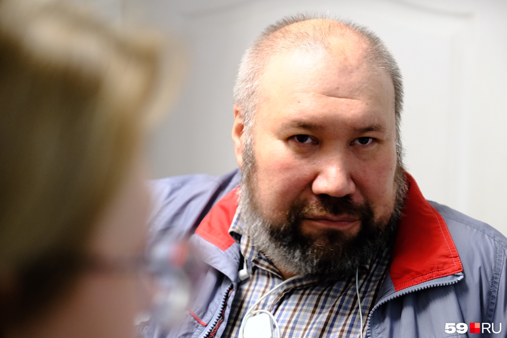 Дмитрий обслуживает технику и совсем не мусорит Дмитрий обслуживает технику и совсем не мусорит