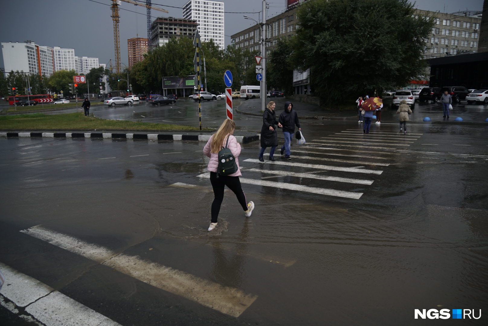 Пешеходные переходы по традиции превратились в полосу водных препятствий