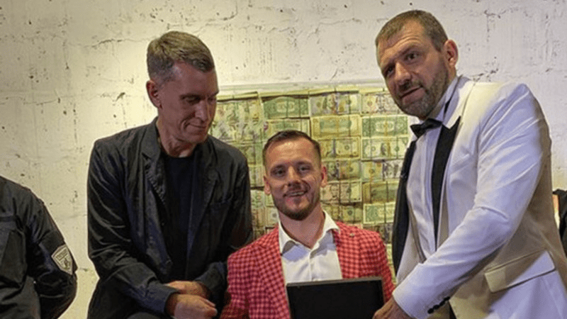 Миллиардер из Магнитогорска Игорь Рыбаков презентовал денежный трон, набитый миллионом долларов