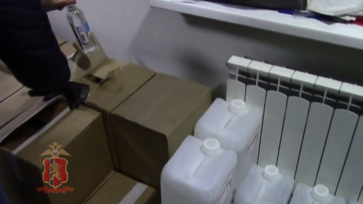 Из гаража в Минусинске полицейские изъяли крупную партию водки без документов