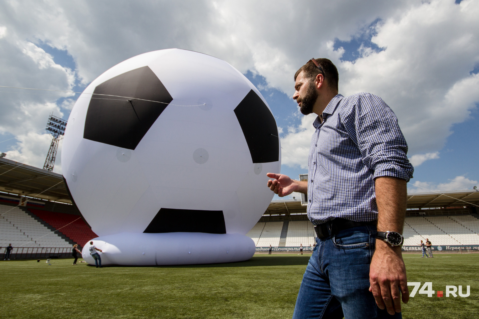 В июне гигантский мяч впервые протестировали на челябинском стадионе