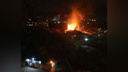«Адски горит»: в Челябинске пожар повредил мебельный склад и вышку сотовой связи