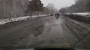 Новосибирец пожаловался на утопающую в воде дорогу