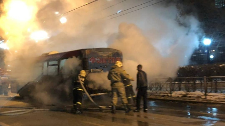 На остановке «Гознак» в Перми загорелся автобус. Видео
