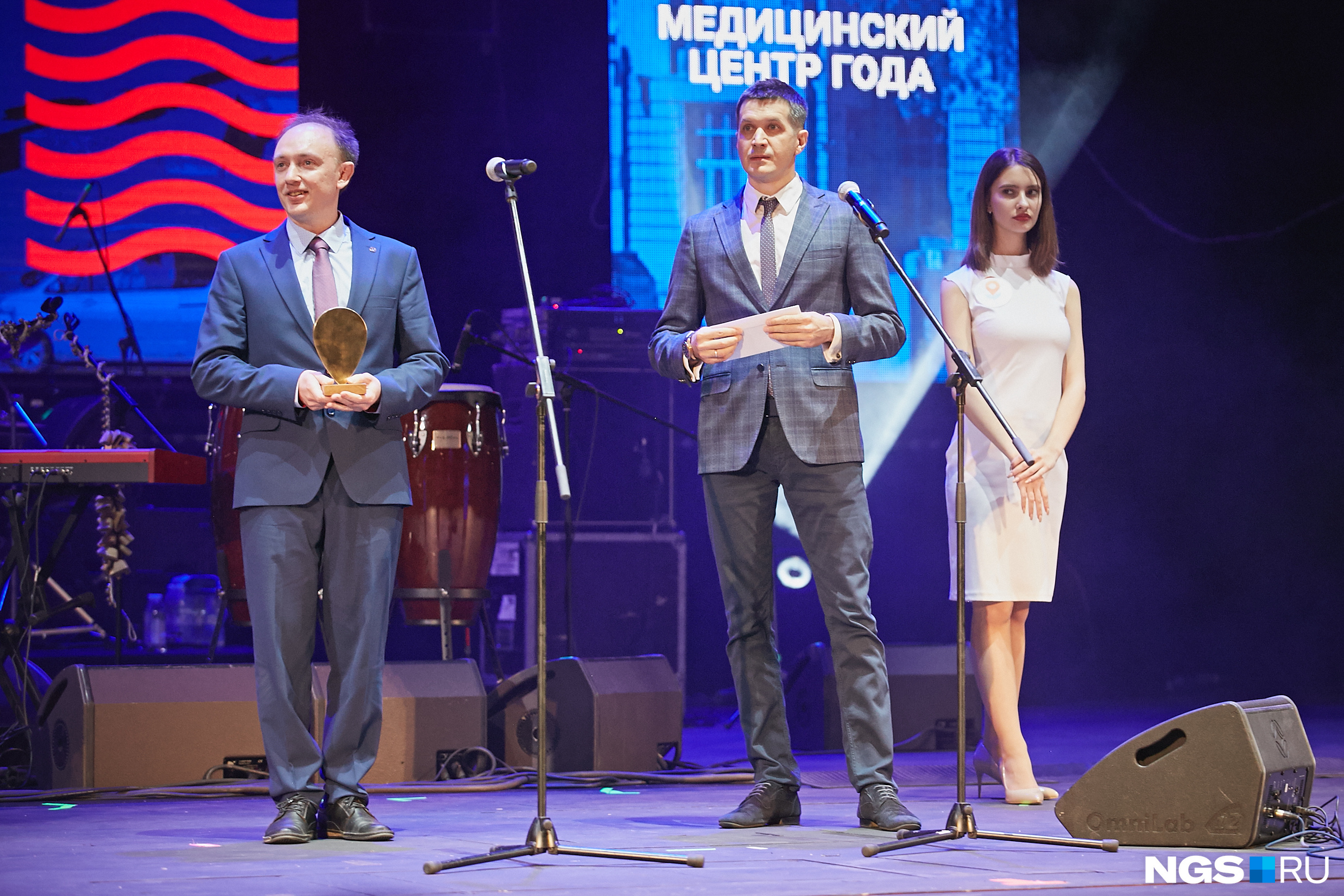 Учёный Владимир Трифонов (слева) наградил медицинский центр года