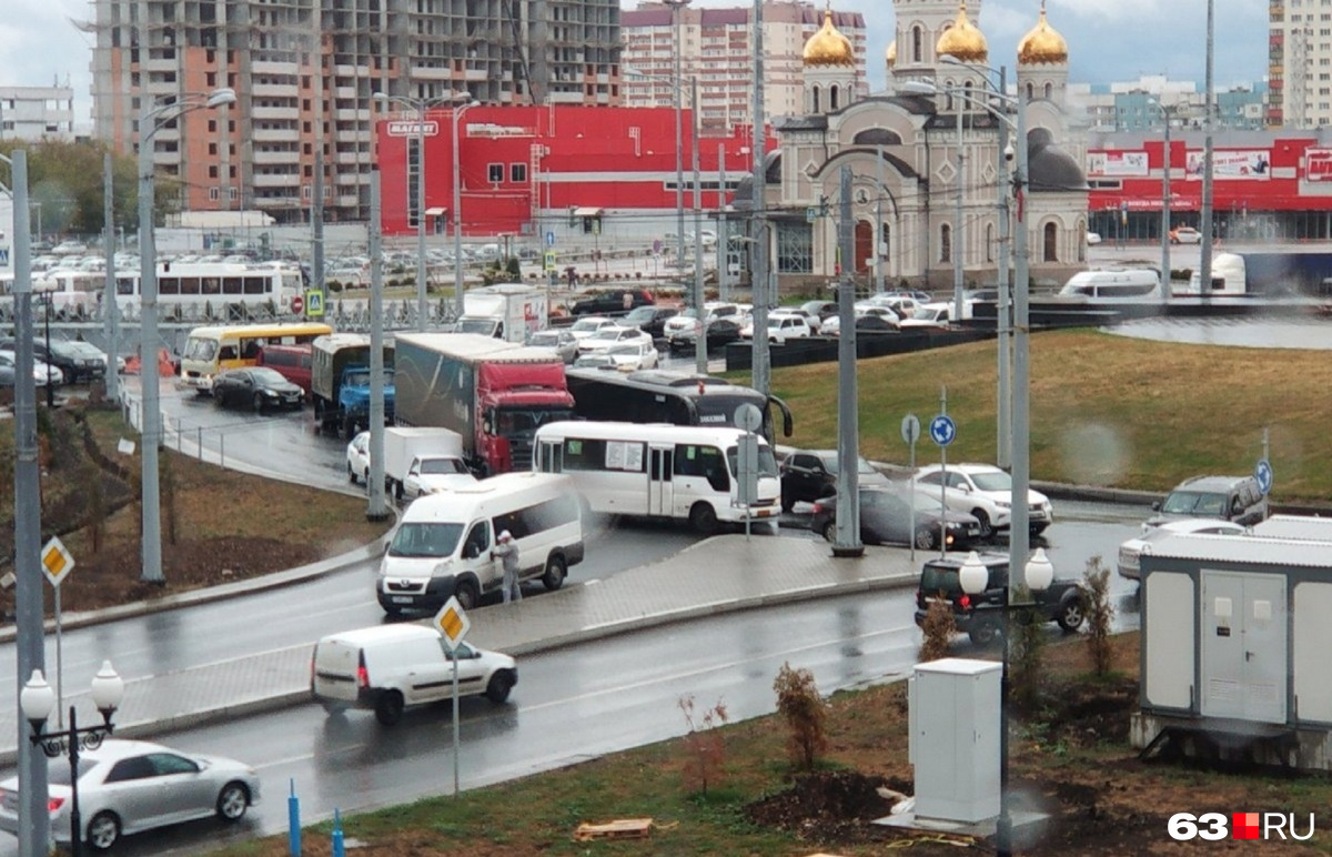 Сейчас самарцы вынуждены стоять в пробке из-за узких съездов на кольце Кирова — Московское шоссе