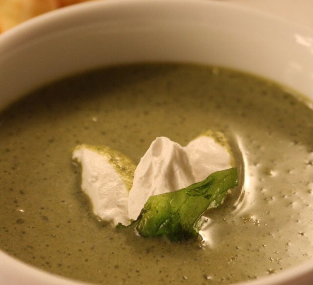 На фото один из самых любимых рецептов шеф-повара — крем-суп из пистиков