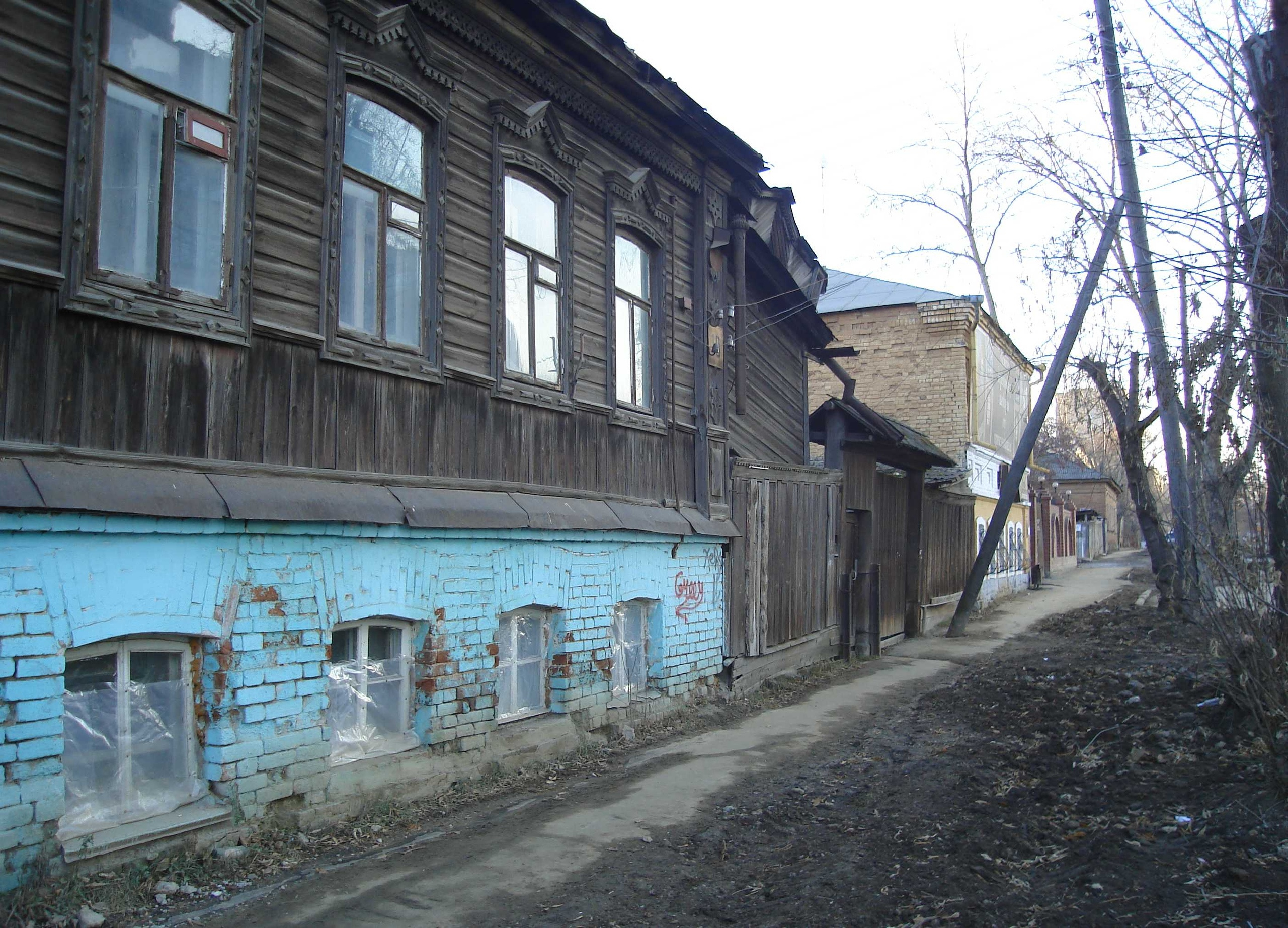 Улица декабристов 19. Особняки Екатеринбурга 19 века. Дом 19 века Екатеринбург. Декабристов 19 Красноярск. Полукаменный дом 19 века.