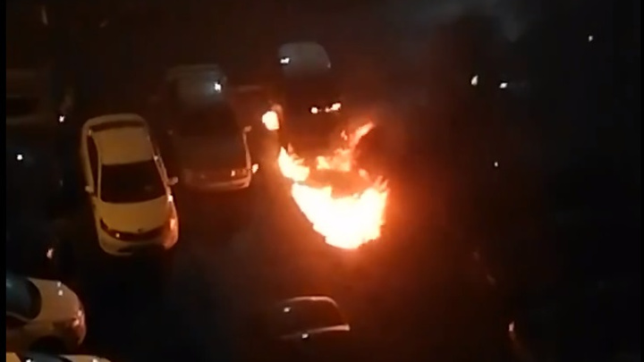 «У нас район беспокойный»: в Кольцово Toyota сначала взорвалась, а затем выгорела