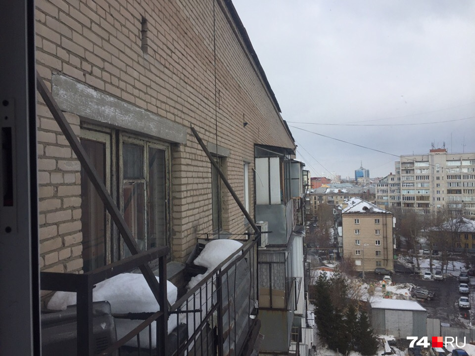С балкона Елены видно: козырьки очищены не у всех жильцов