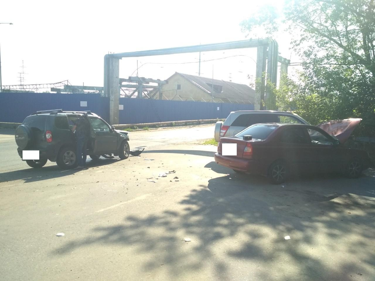 У внедорожника отвалился бампер У внедорожника отвалился бампер