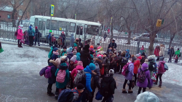По Красноярску массово эвакуируют людей из зданий: дети рассказали, что видели дым