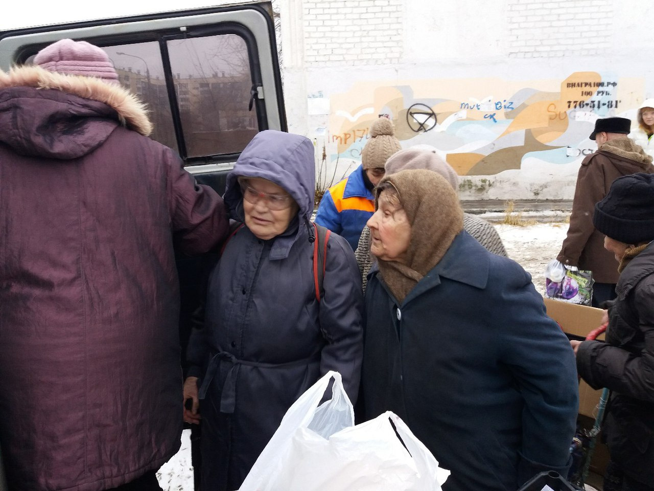 Ираида Владимировна подошла к волонтёрам в числе других нуждающихся