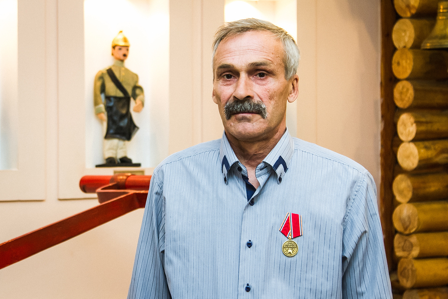 Мужчину наградили медалью «За отвагу на пожаре»