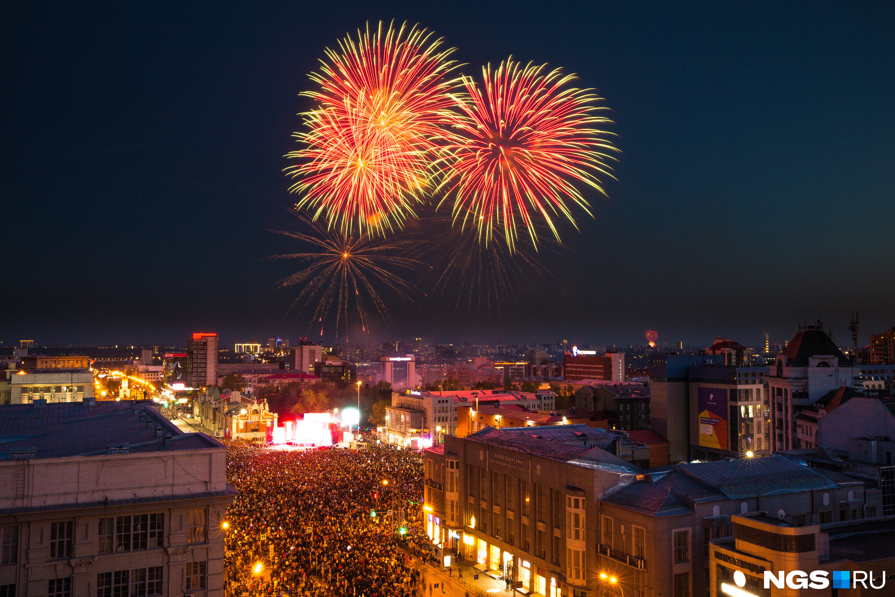 Многие новосибирцы пришли на площадь Ленина заранее, чтобы занять хорошие места
