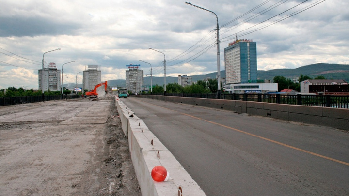 Чиновники отказались от капитального ремонта Коммунального моста этим летом