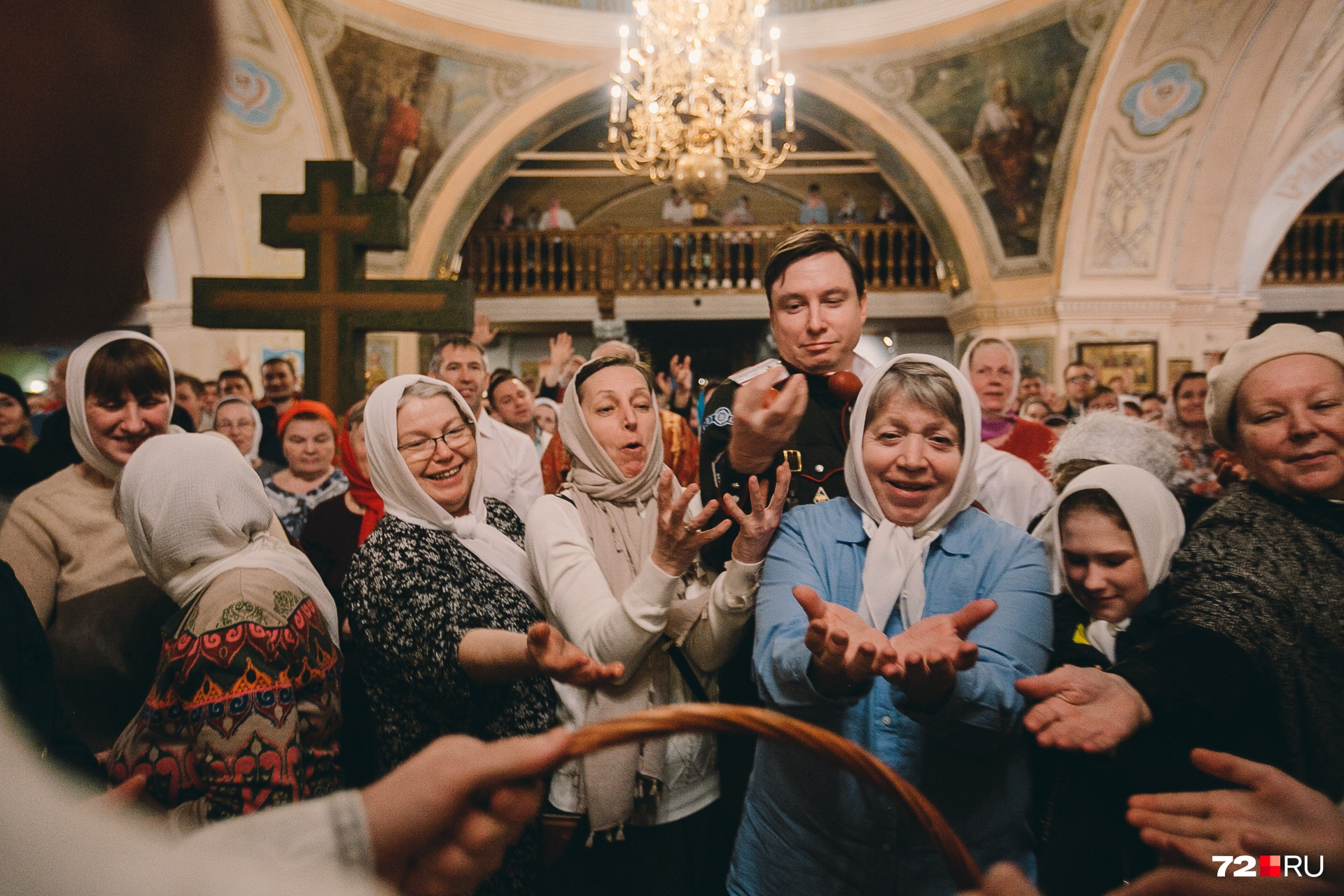 А в Тюмени <a href="https://72.ru/text/spring/66071320" target="_blank" class="_">крашеные яйца раскидывали прямо во время службы</a>. Первое яйцо досталось мужчине, который сам не ожидал его поймать — посмотрите на его лицо 