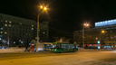 На проспекте Дзержинского легковушка попала под разворачивающийся троллейбус
