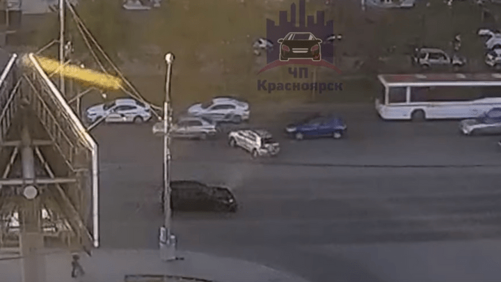 Месиво на Металлургов: четыре машины пострадали в ДТП из-за маневра «Тойоты». Видео