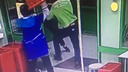 В Ярославле уборщица в супермаркете поколотила грабителей корзинкой. Видео