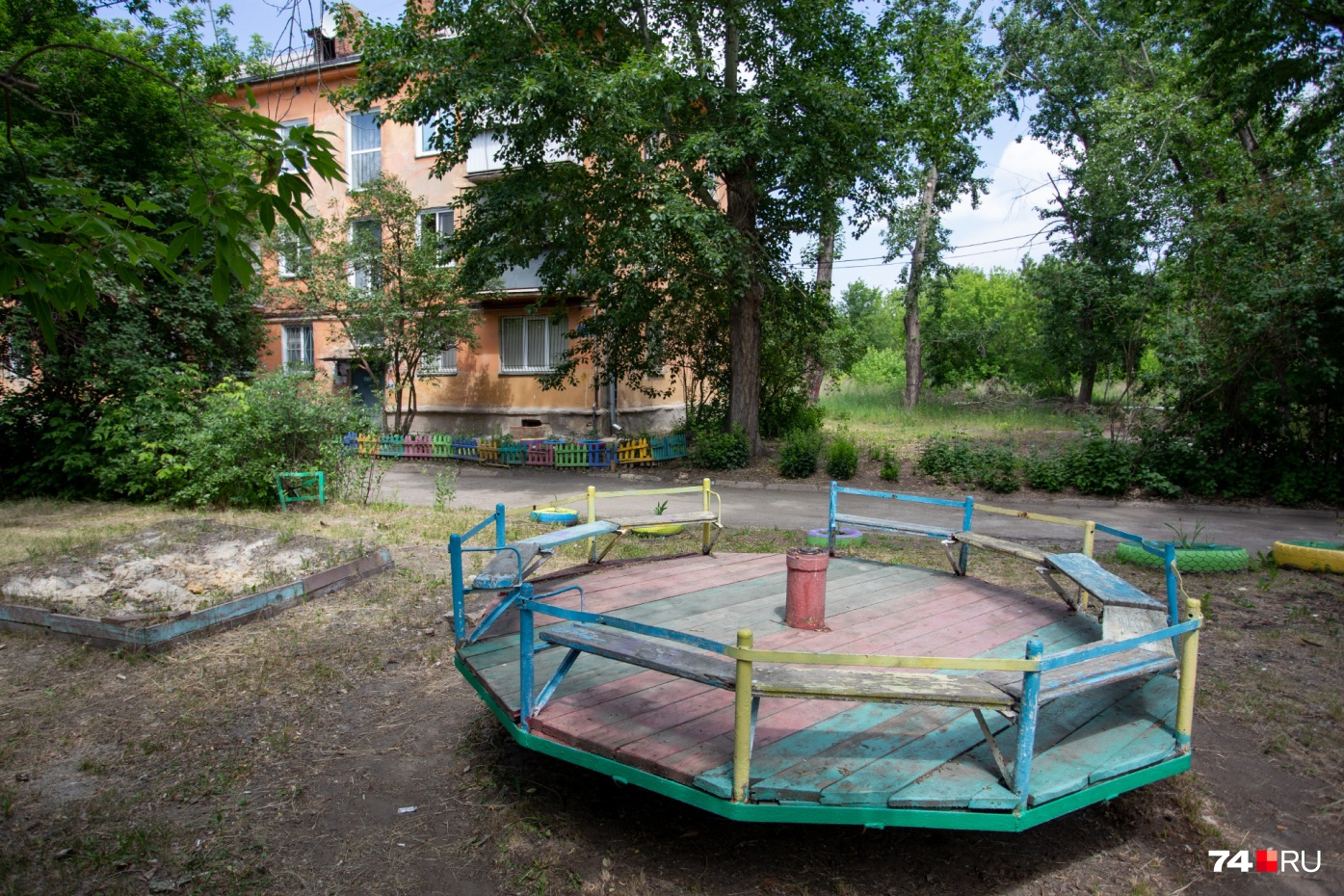 Детская площадка тоже сохранилась ещё с советских времён