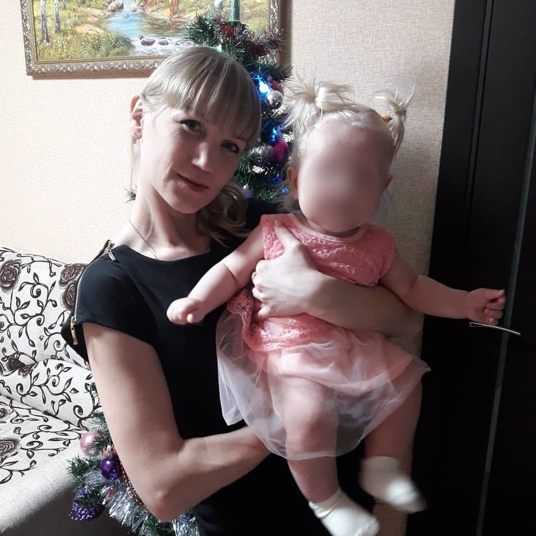 Фотография Любови и Ангелины в соцсети подписана: «Первый Новый год с дочкой» 