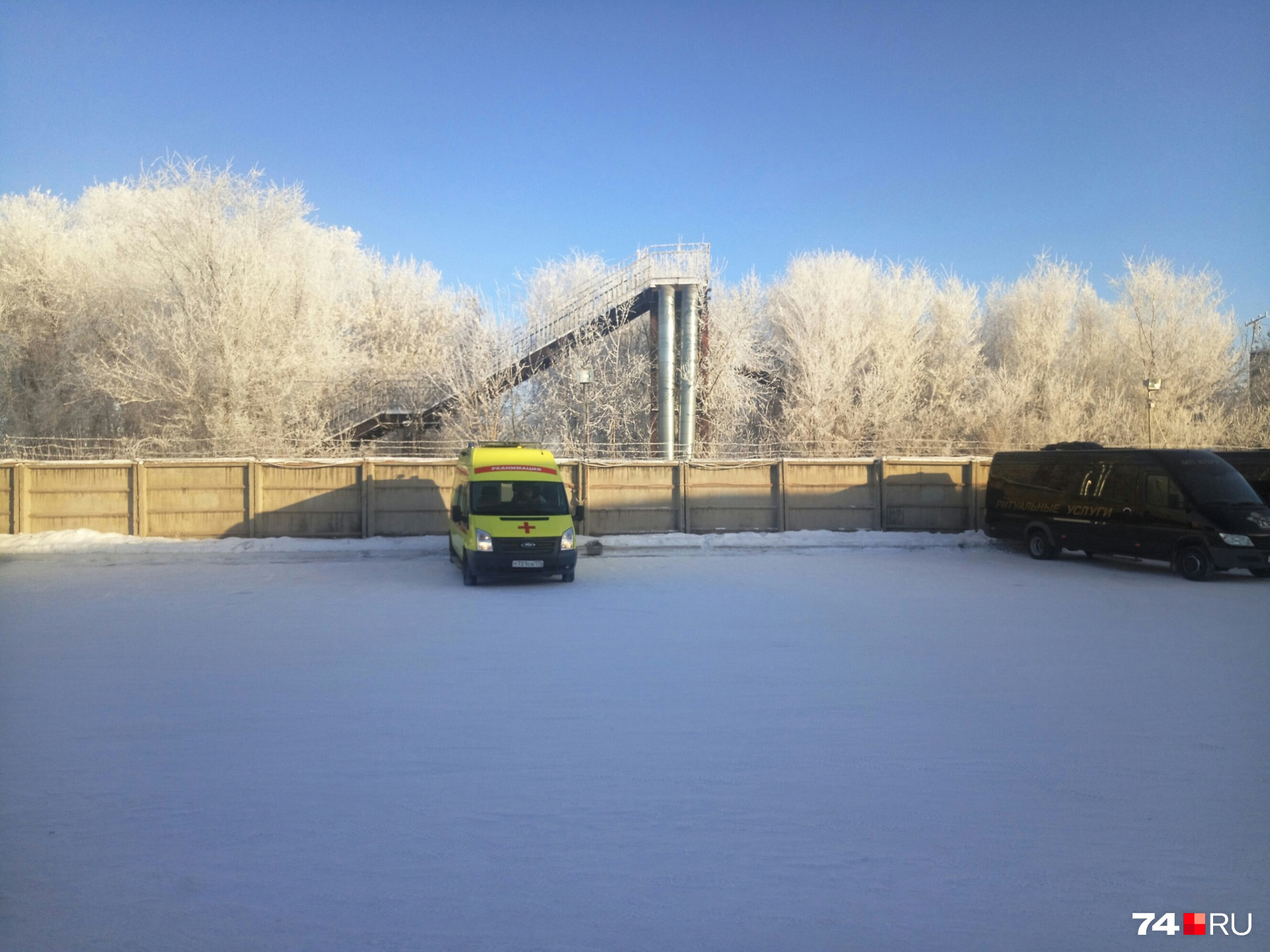 Рядом с ритуальным залом дежурит реанимация на случай, если кому-то из пришедших станет плохо Рядом с ритуальным залом дежурит реанимация на случай, если кому-то из пришедших станет плохо