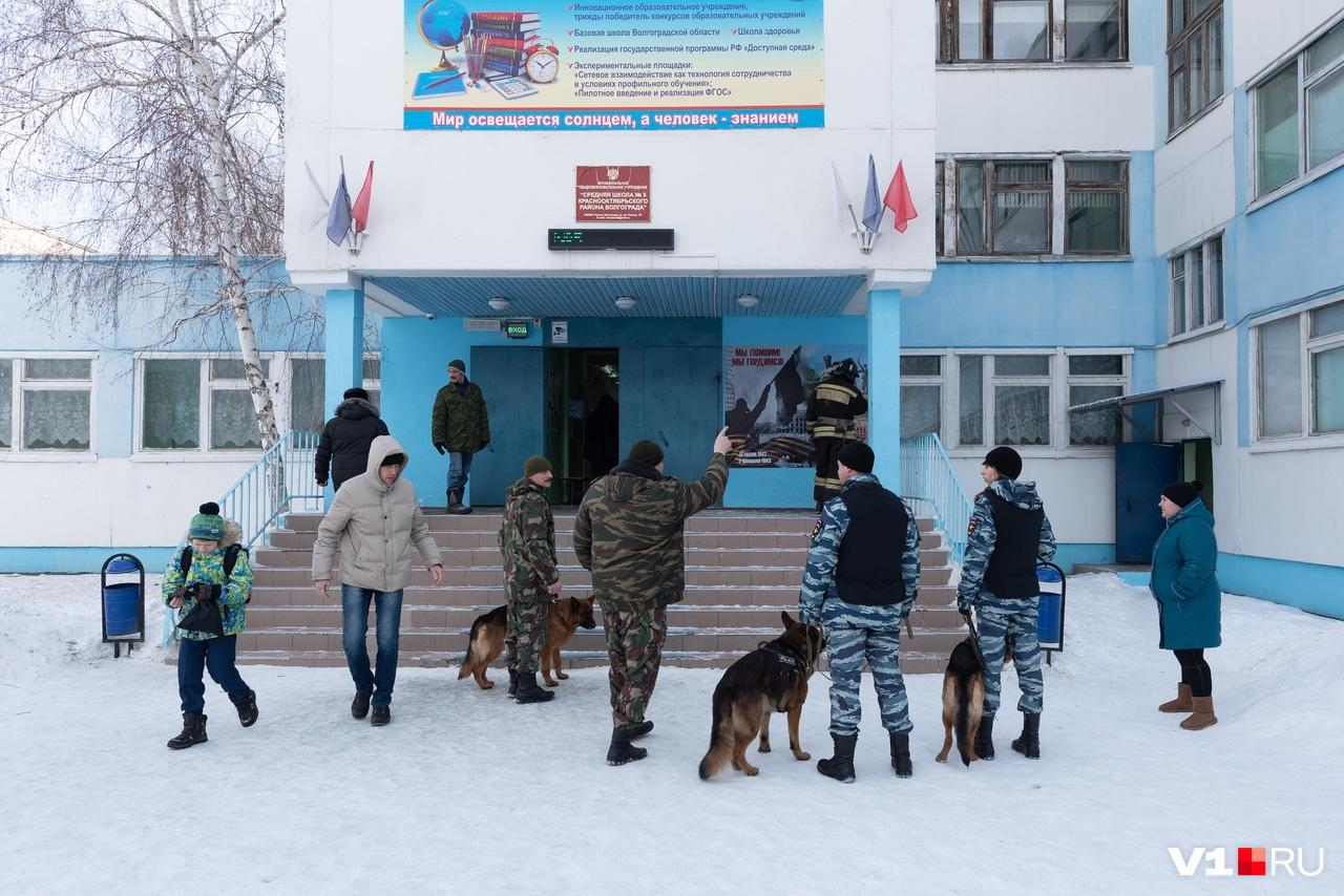 Школьникам приказали покинуть классы и двигаться колонной в соседнюю школу Школьникам приказали покинуть классы и двигаться колонной в соседнюю школу