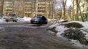 В ледяных ямах ярославского двора застряла полицейская машина: видео