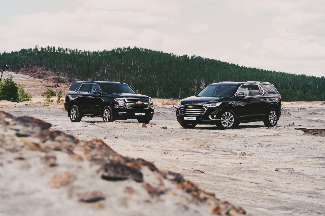 Если Tahoe — стопроцентный американец, то Traverse — скорее модель с оглядкой на глобальный рынок. Хотя и со многими чертами чисто американского автомобиля Если Tahoe — стопроцентный американец, то Traverse — скорее модель с оглядкой на глобальный рынок. Хотя и со многими чертами чисто американского автомобиля
