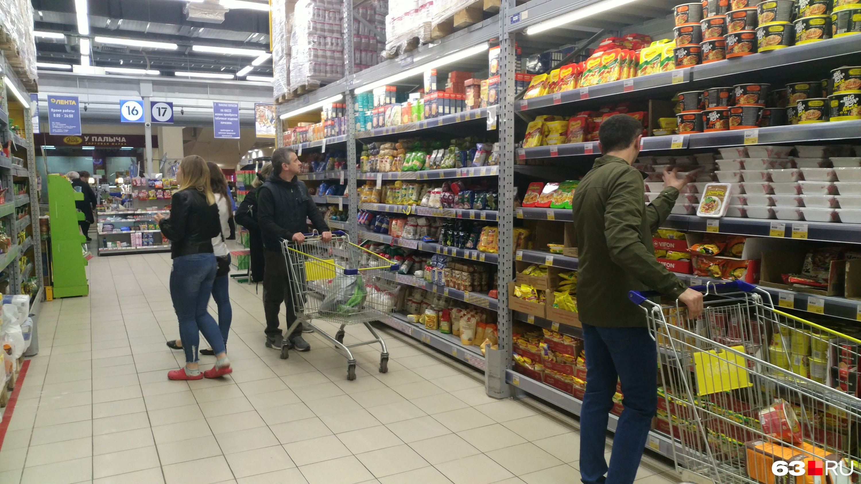 В гипермаркете можно рассмотреть товар поближе В гипермаркете можно рассмотреть товар поближе